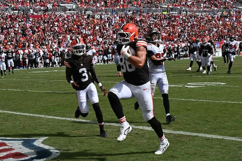 Deshaun Watson outplays Baker Mayfield, leading Browns to 23-19 win over Buccaneers