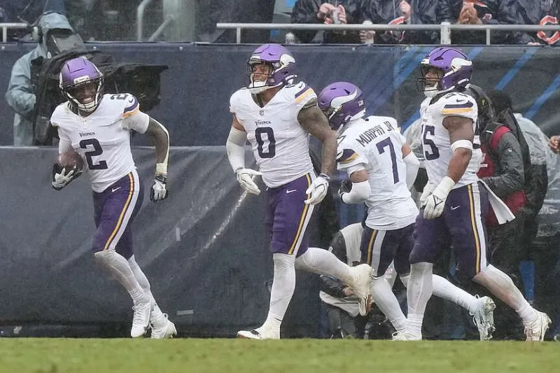 Rodgers, Turner help Vikings shut down Bears for a 9-3 win; Chicago QB Williams injured