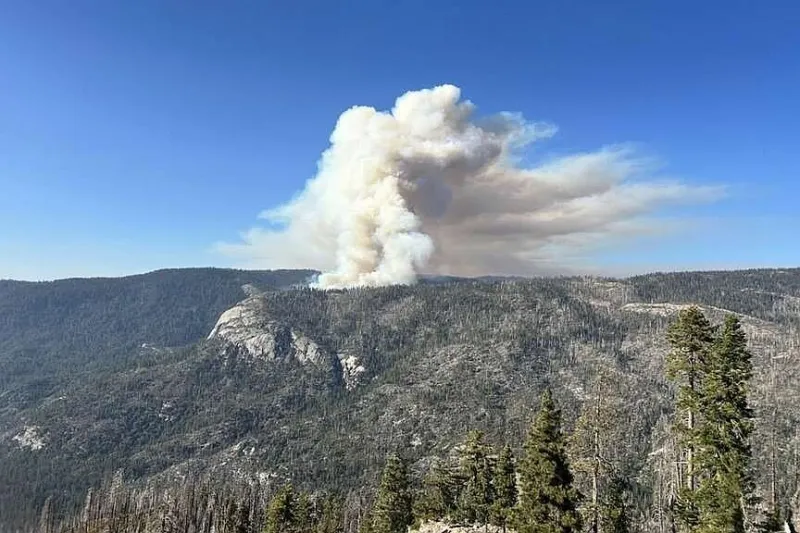 Two pilots killed in Sunday aircraft crash while responding to Yosemite National Park wildfire