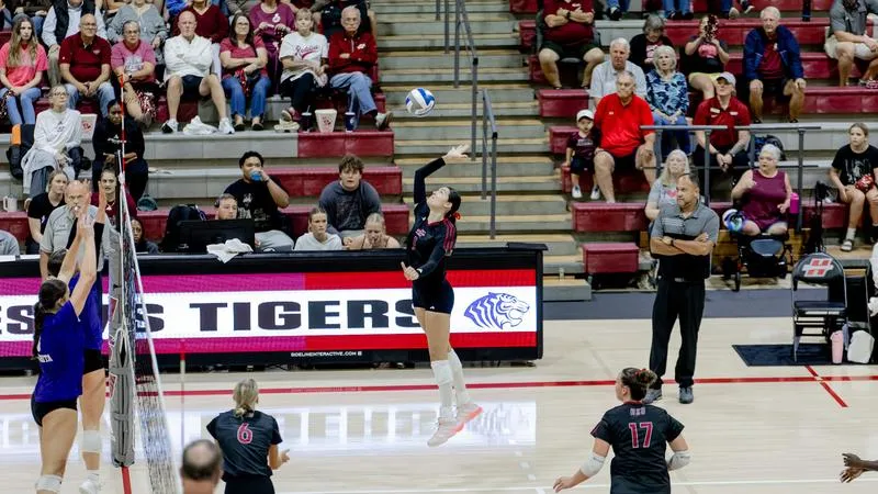 Reddies Fall in Three Sets to Ouachita Baptist
