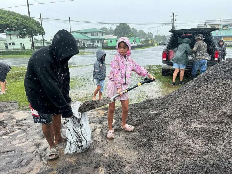 Hawaiians brace as Hurricane Nolo nears