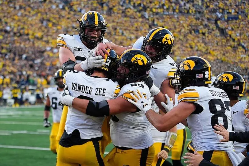 No. 17 Iowa drives for last-play TD to beat No. 18 Michigan 20-19