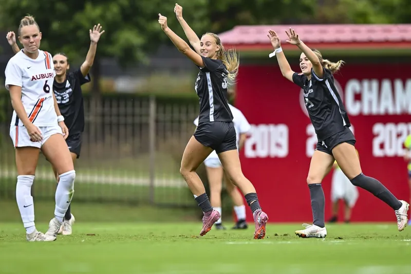 Lauren Van Rhein's goal, strong midfield performance lifts Arkansas soccer over Auburn