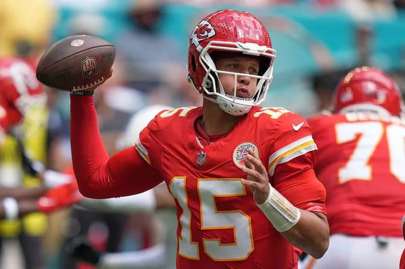 Kenneth Walker III scores 2 TDs, Chiefs beat Dolphins 24-10 after De'Von Achane exits with injury
