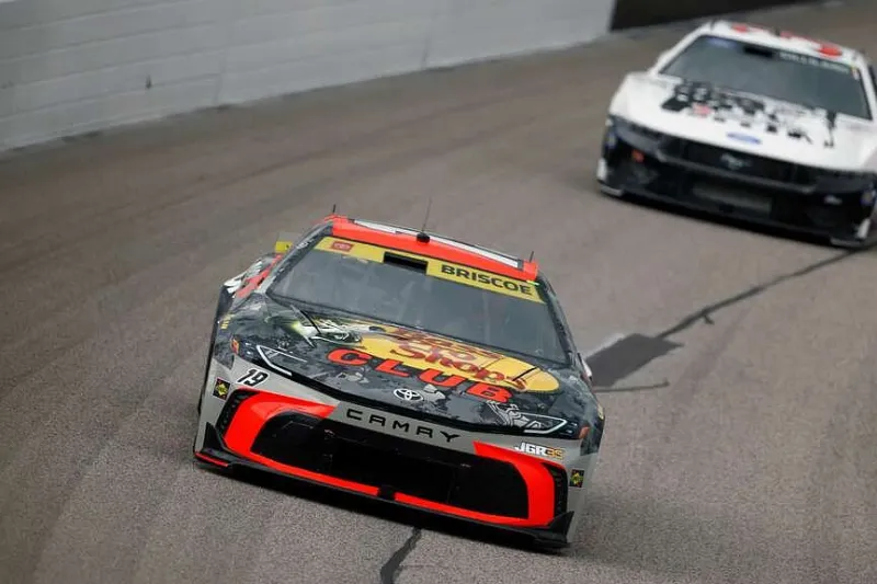 Kyle Larson passes Chase Briscoe with 7 laps left to win for the fourth time at Kansas Speedway