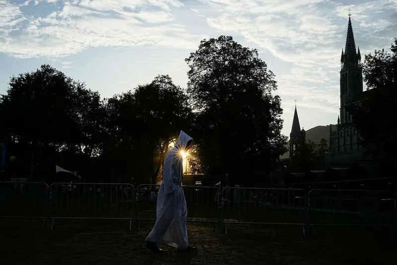 Pope decries legalization of assisted dying