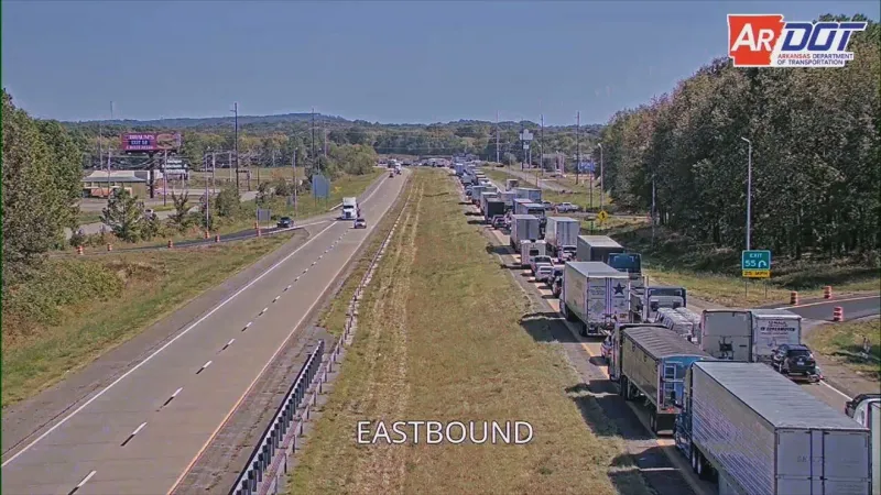I-40 traffic lanes closed in Clarksville after accident with 3 semi trucks