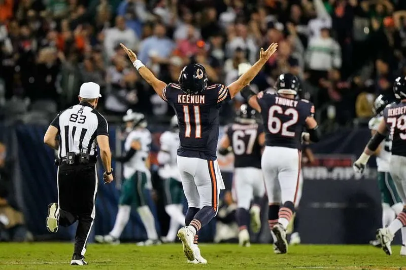 Case Keenum drives Chicago to 3 touchdowns as the Bears beat the Eagles 27-7