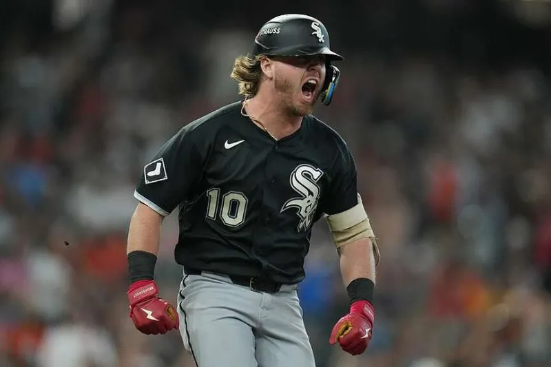 White Sox strike early to advance