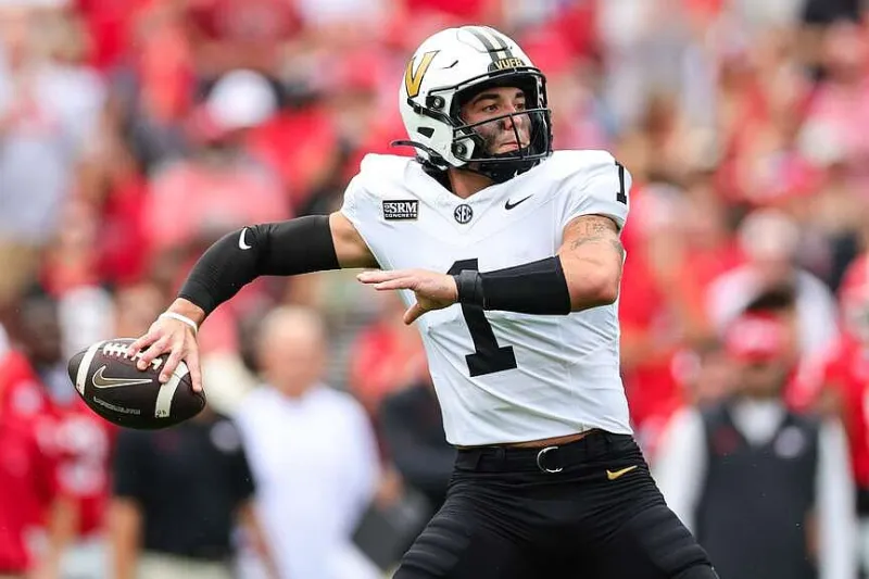 Stockton throws 3 TDs as No. 2 Georgia rolls past Vanderbilt 38-14 and improves to 5-0
