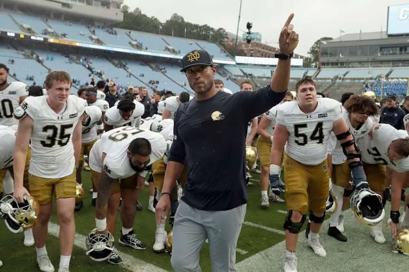 Carr, ground game help No. 3 Notre Dame push past North Carolina 37-26 for 15th straight win