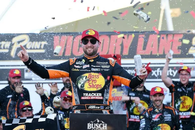 Briscoe holds off all charges for initial Las Vegas victory