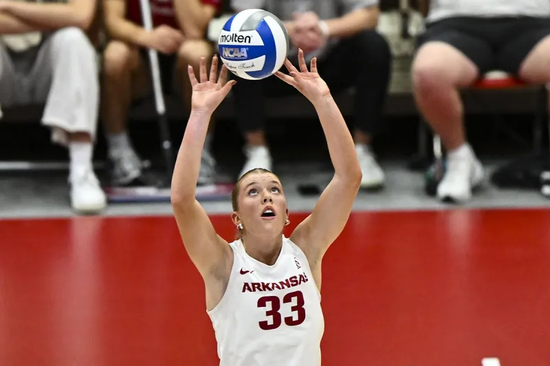 Arkansas volleyball falls to No. 9 Texas in tough 3-1 loss
