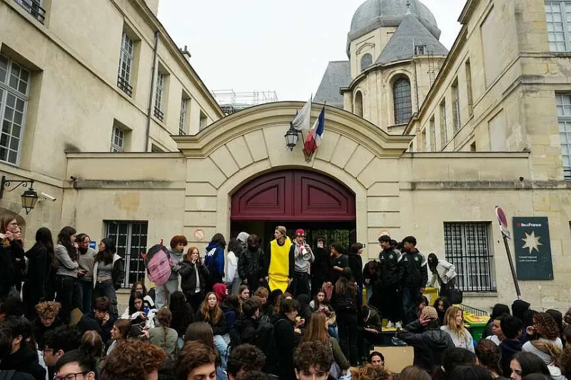 French students vow to continue protests over education system