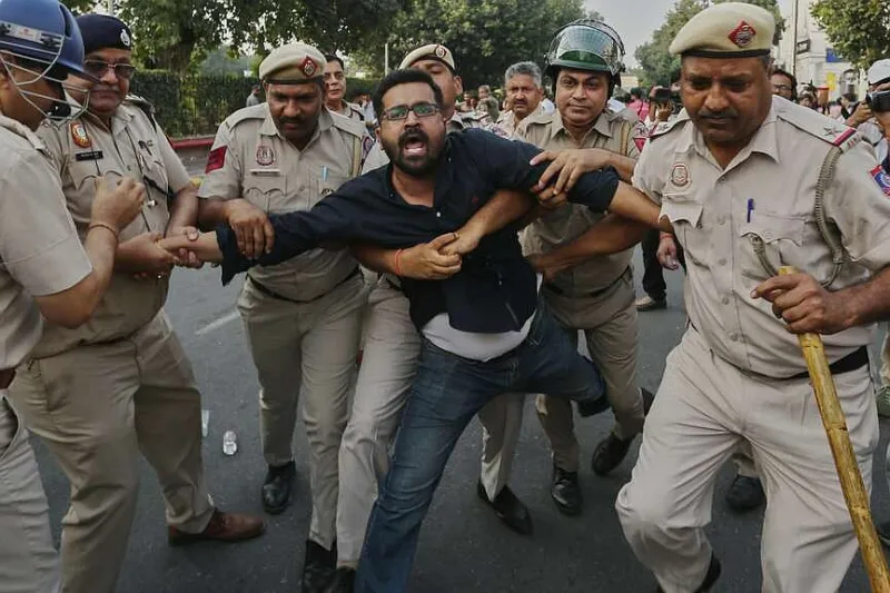 Indian police detain thousands