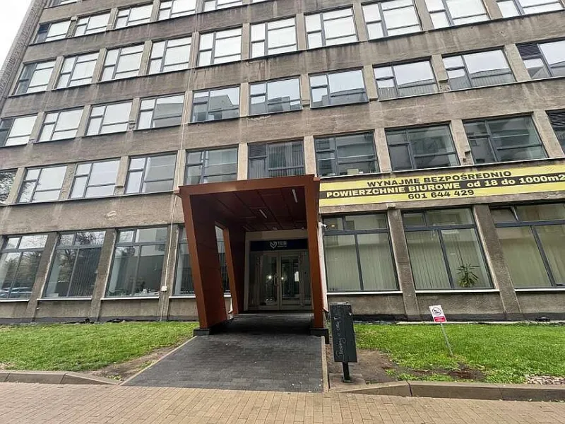 Woman wounds 3 at school in Warsaw