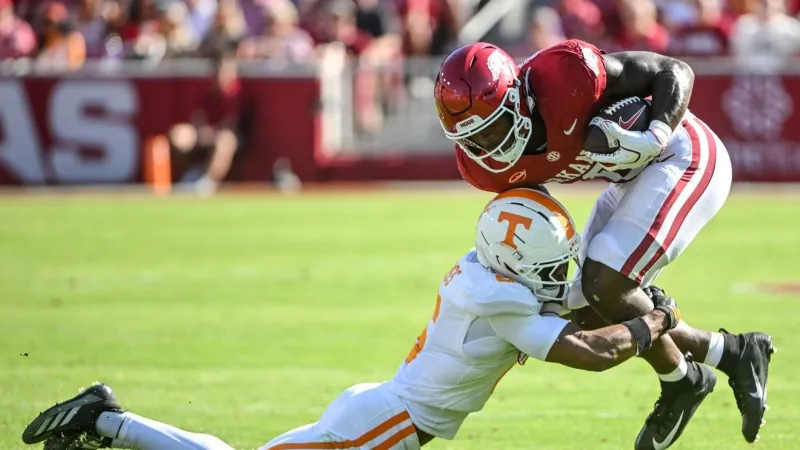 No. 15 Tennessee rallies in 4th quarter to beat Arkansas 24-17