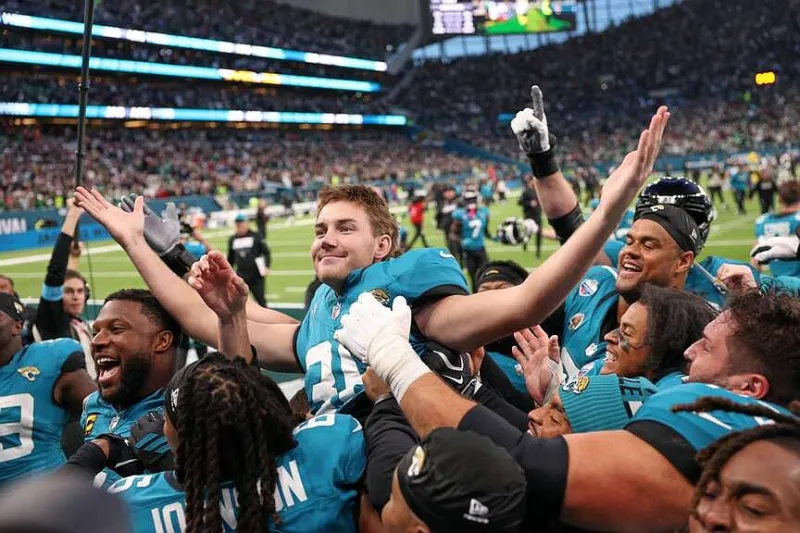 Cam Little's 57-yard FG gives Jaguars 19-17 win over Eagles in wild finish in London