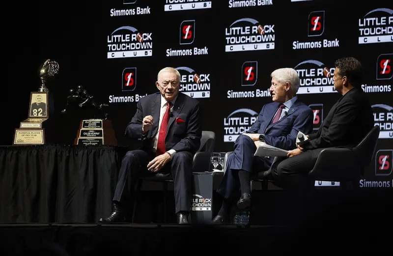 Arkansas legends Clinton, Jones draw record crowd at Simmons Bank Arena