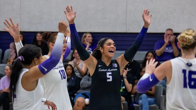 Carnathan's Double-Double Leads Sugar Bears Past Trojans in Five-Sets
