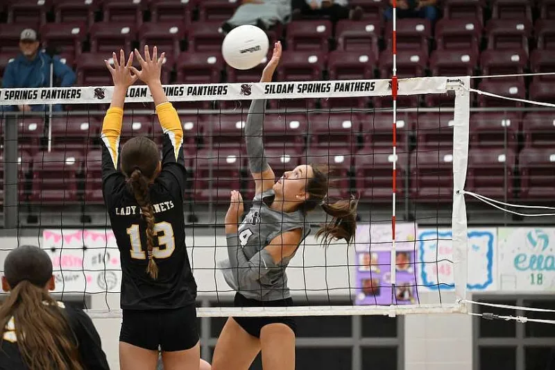 Suarez sisters take the court for Siloam Springs High School