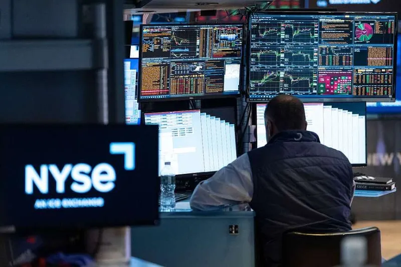 Broad tech sector sell-off weighs down US markets