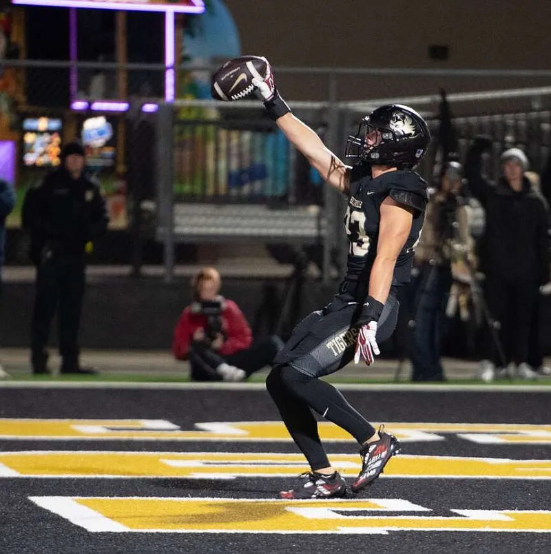Bentonville takes advantage of short field, rolls to 44-10 victory over Fayetteville