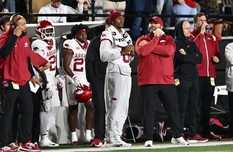 Chris Marshall exits Arkansas football's game vs. Vanderbilt with apparent injury