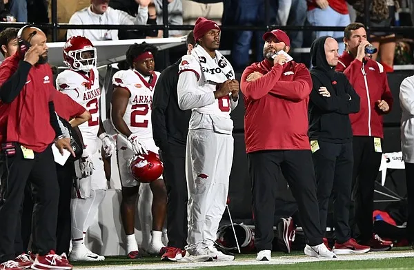 Chris Marshall exits Arkansas football's game vs. Vanderbilt with apparent injury