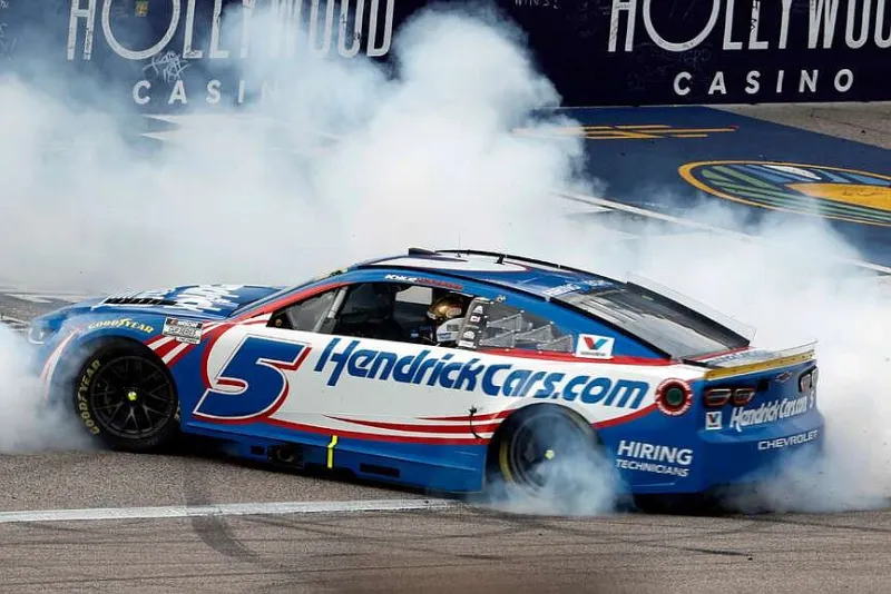 Briscoe has momentum, but Larson holds commanding lead in NASCAR playoffs entering Phoenix race