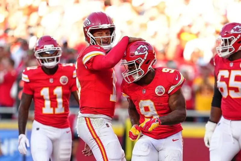 Chiefs move to 5-0 as Kenneth Walker runs for two TDs in a 22-6 win over Chargers