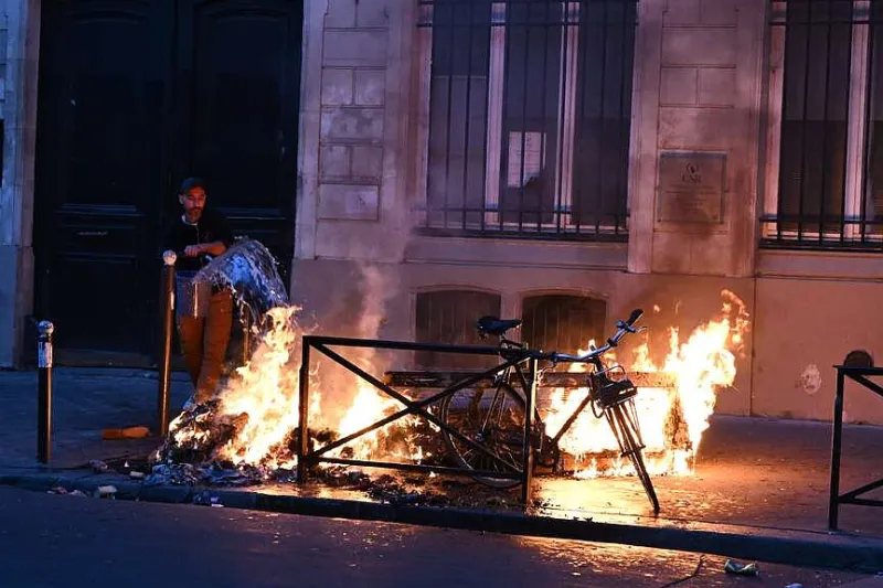 Paris police set curfew to prevent more riots