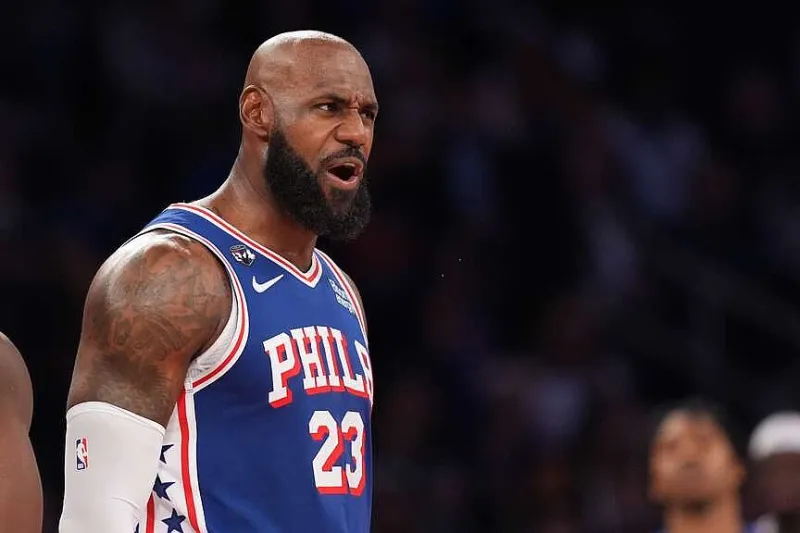 LeBron James handles Knicks fans, drops 14 points in 76ers debut