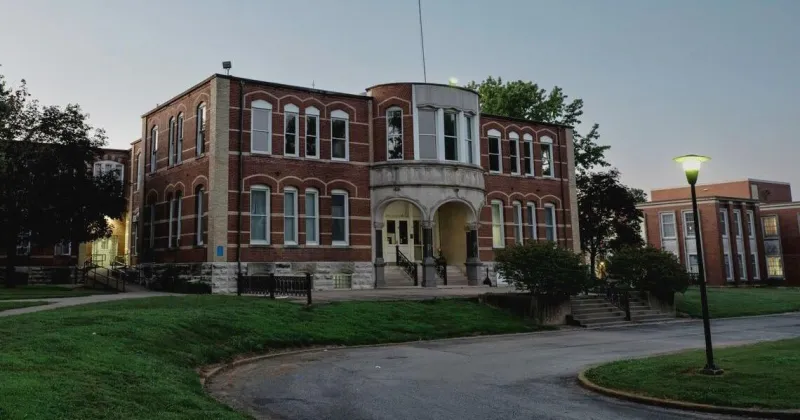 State to lay off hundreds at troubled southern Illinois mental health facility