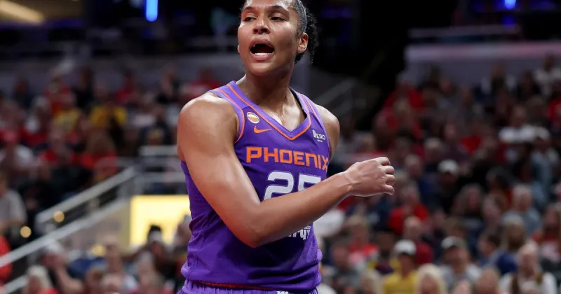 Alyssa Thomas gets an emotional farewell as the Sun retire her No. 25 jersey