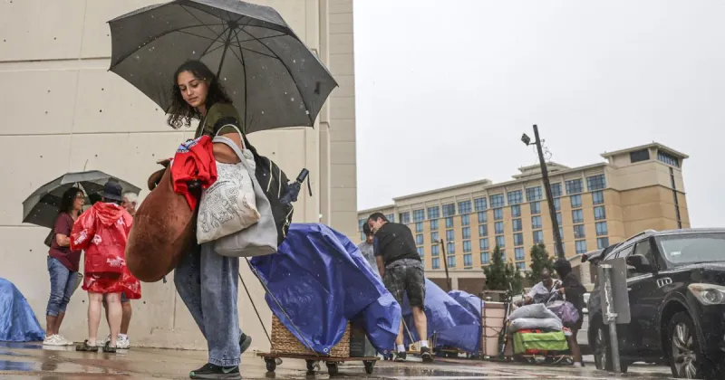 Rain soaks Illinois State move-in as students arrive on campus
