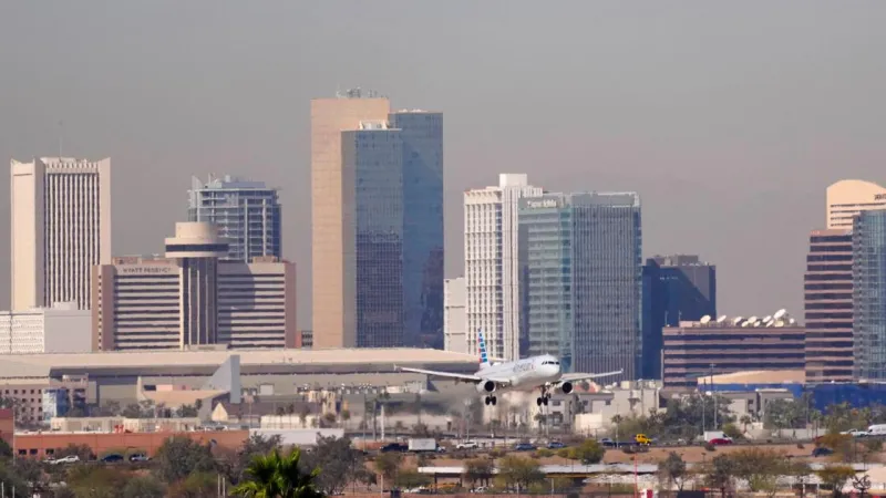 Air controller averts midair collision risk near Phoenix, report says
