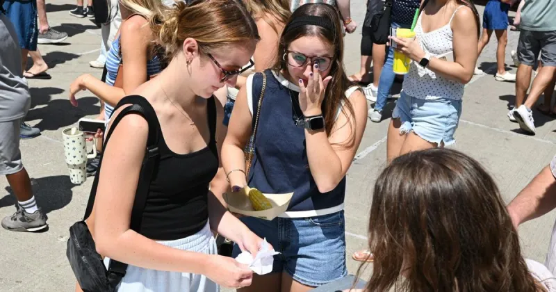 Sweet Corn Circus attracts crowds for buttery treat, Gamma Phi shows
