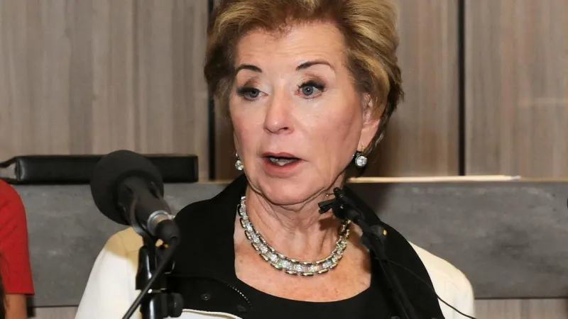 U.S. education secretary urges Arizona to sign onto scholarship program