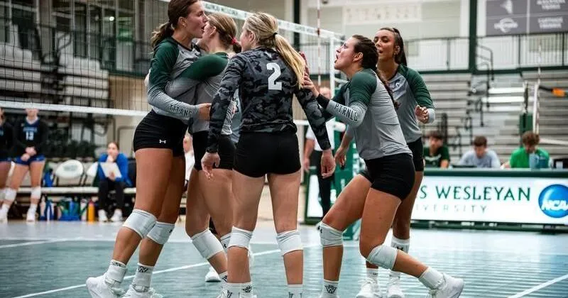 Women's volleyball defeats Carroll in CCIW opener