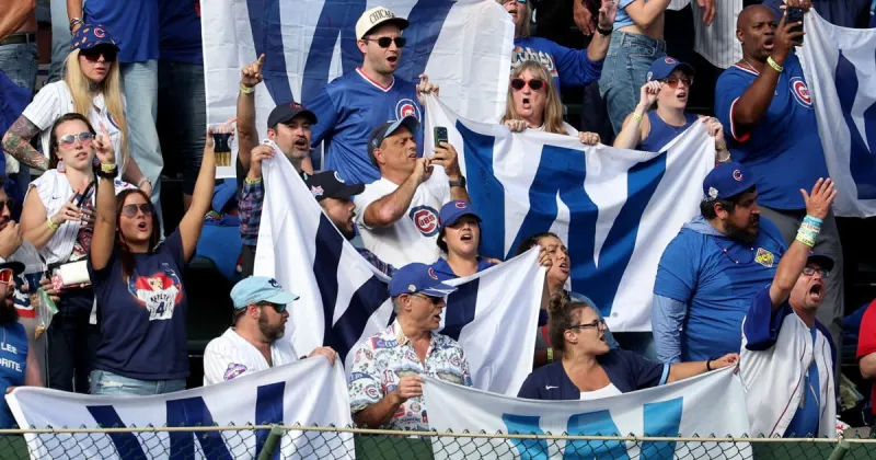 Column: In a splendid moment of Chicago baseball symmetry, White Sox and Cubs clinch 2 minutes apart