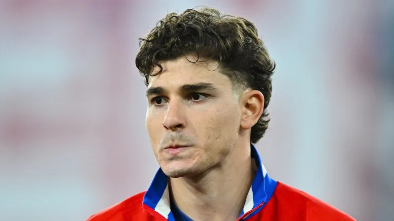 Julin lvarez Stone-Faced In Atltico Madrid Squad Picture After Blocked Barcelona Move