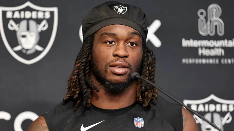 Raiders RB Ashton Jeanty Reportedly Leaves Practice Early With Right Knee Injury
