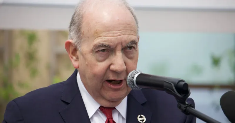 Retiring Looney gets bipartisan praise at a special session