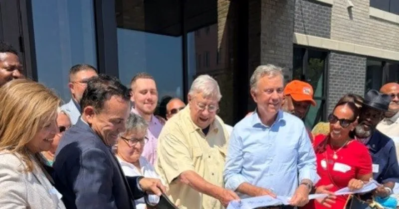 A 420-unit waterfront apartment development opens in Bridgeport