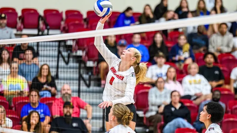Hartford Volleyball Falls in Opening Match to University of Saint Joseph