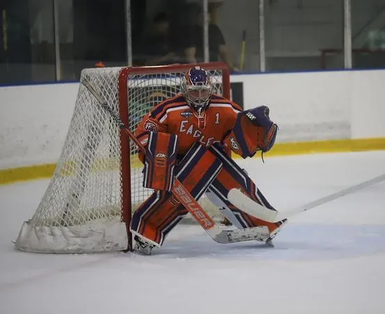 Women's Ice Hockey drops season opener to Lindenwood despite Amundson's 46 saves
