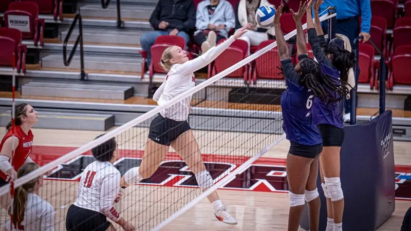 Hartford Volleyball Drops CNE Match to Johnson & Wales University