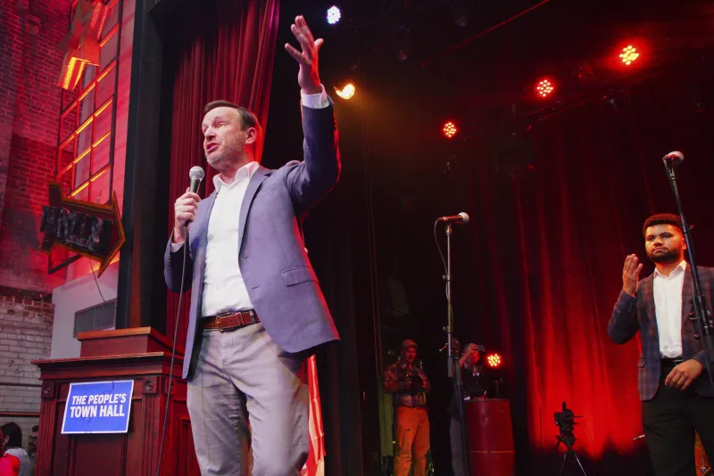 Murphy hits US campaign trail, seeks to boost CT 'No Kings' rallies