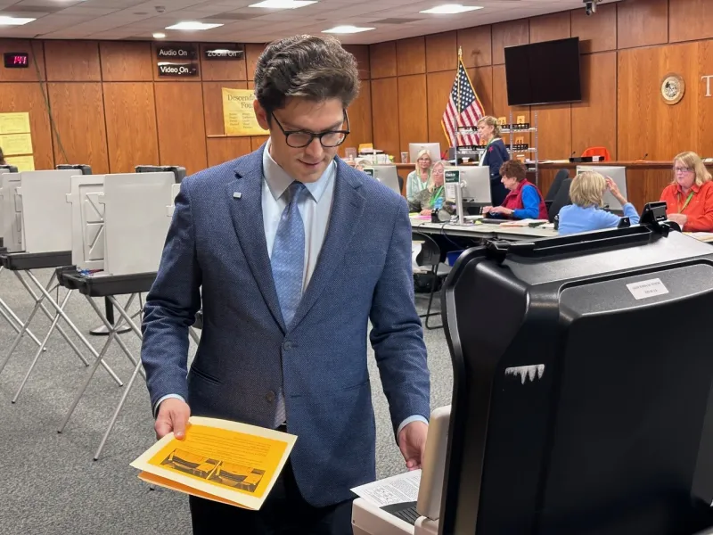 Democrats outnumber Republicans in first day of early voting in CT